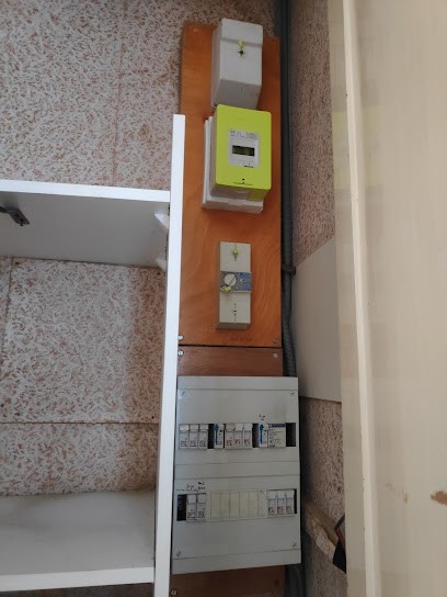 Elbé, Electricien à Saint-Léger-aux-Bois