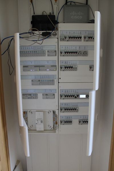 1 Electricien, Electricien à Quincieux