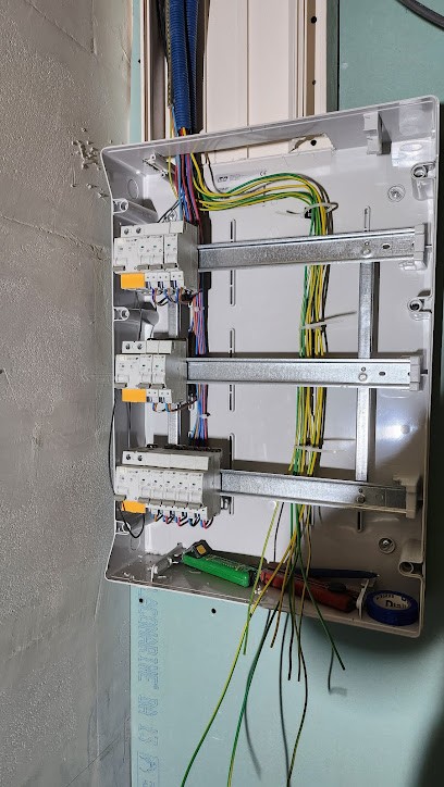 Mathau Cyril, Electricien à Branne