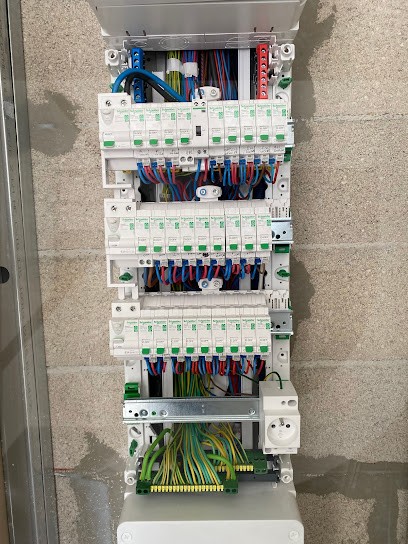 Domucelek, Electricien à Dourdan